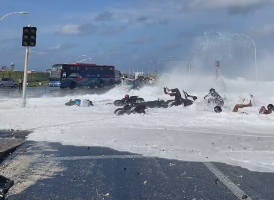 ބްރިޖަށް އެރި  ރާޅު ދިޔައީ ސައިކަލުތަކާއި މީހުން ގޮވައިގެން، ބައެއް މީހުންނަށް އަނިޔާވި!