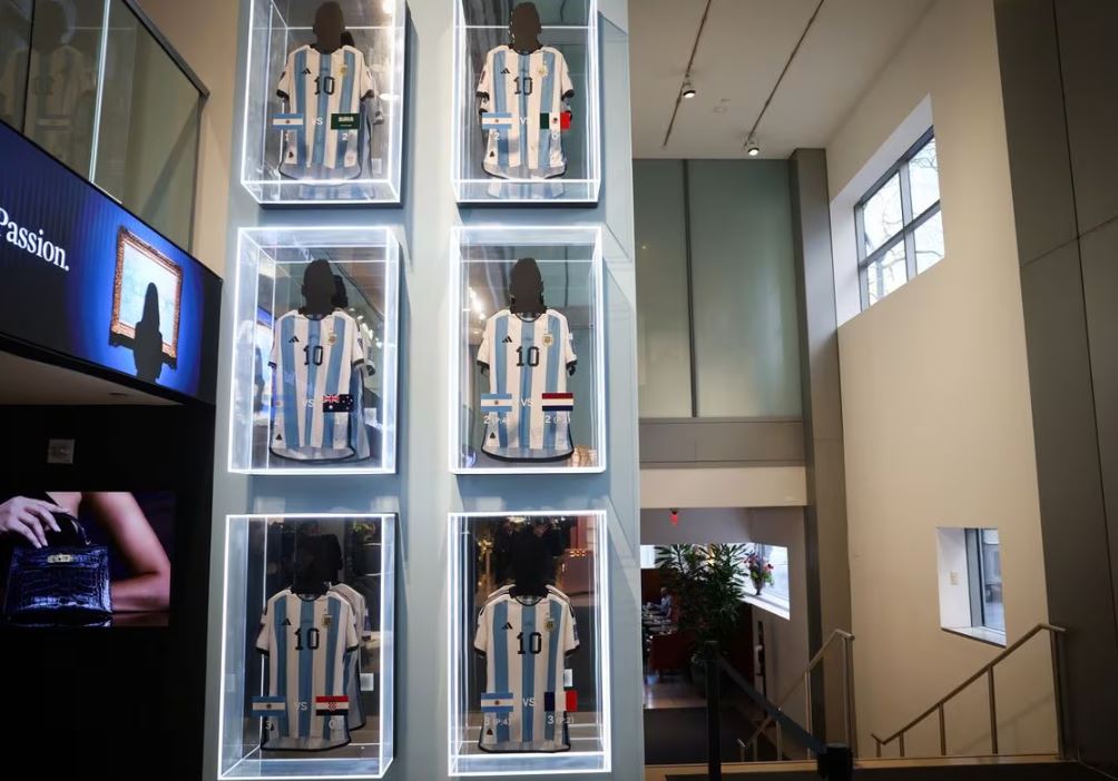 ވޯލްޑްކަޕްގައި މެސީ ބޭނުންކުރި ޖަރޒީތައް 7.8 މިލިއަން ޑޮލަރަށް ވިއްކާލައިފި