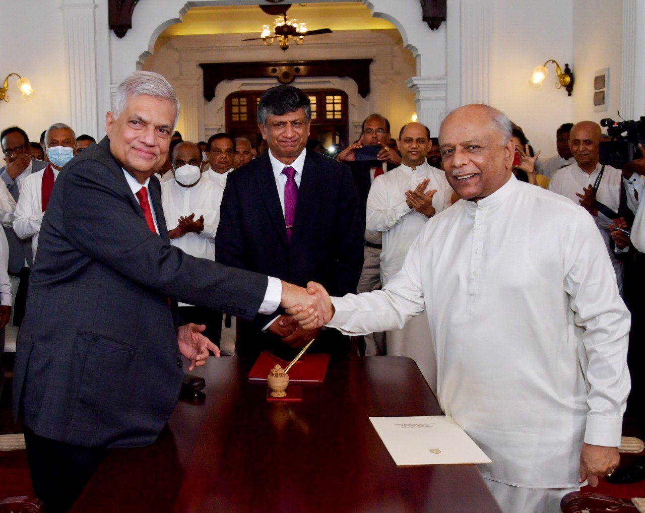 ލަންކާގެ ކެބިނެޓް ހުވާކޮށްފި؛ މަގާމުތަކަށް ކުރިންވެސް ތިއްބެވި ބޭފުޅުން