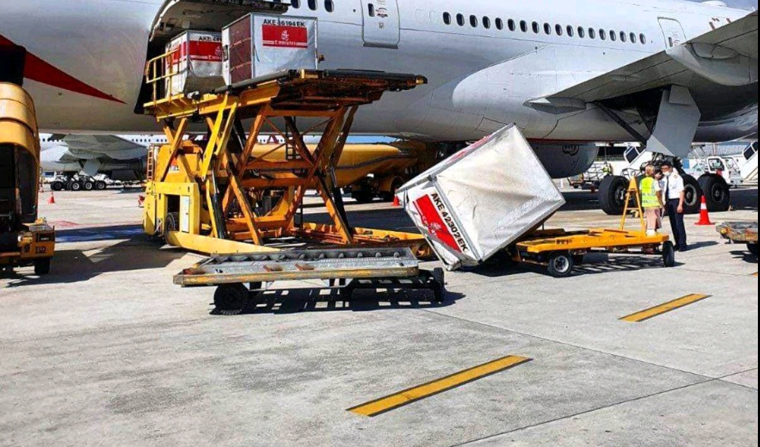 ފްލައިޓަކުން މުދާ ބަލަނިކޮށް ކޮންޓެއިނަރއެއް ވެއްޓި، މީހަކަށް އަނިޔާވެއްޖެ