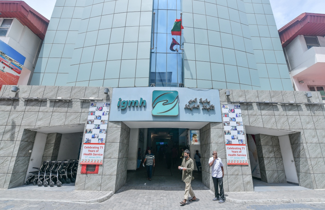 ދެބެންގެ ދެމެދުގައި ރޭ ހިނގި މާރާމާރީގައި ޒަޚަމްވި މީހާ އޮތީ ހޮސްޕިޓަލްގައި