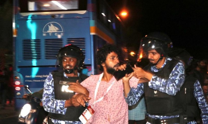 ފުލުހުން ބުނީ ނޫސްވެރިޔާ ހައްޔަރުކުރީ ފުލުހަކަށް ޙަމަލާ ދިނުމުން ކަމަށް