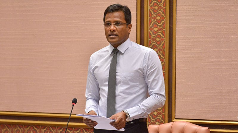 އާންމު ތަންތަނުގައި ރައީސަށް ފުރައްސާރަކުރުން ހުއްޓާލަންޖެހޭ: ޢުމަރު