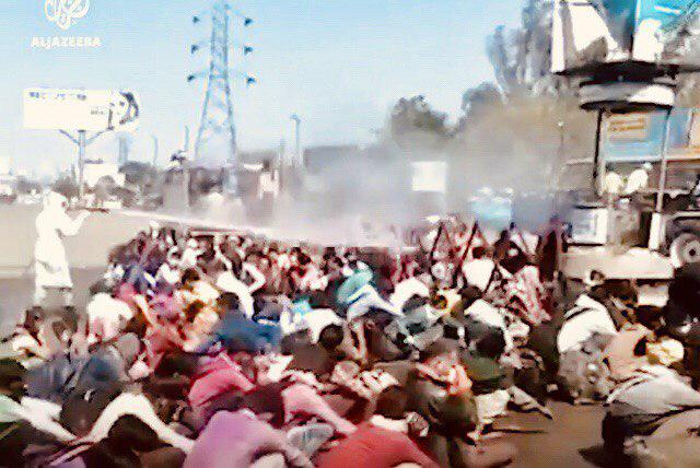 ކޮރޯޯނާާ ވައިރަސް ފިލުވަން ވެގެން އިންޑިއާގައި ކެމިކަލް ޖަހާ ބަޔަކު ދޮވެލައިފި