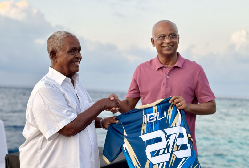 ރައީސް ސާލިހާއި އުއްޗުގެ ބައްދަލުވުމެއް؛ ހަދިޔާކުރެއްވީ 2023 ޓީޝާޓެއް