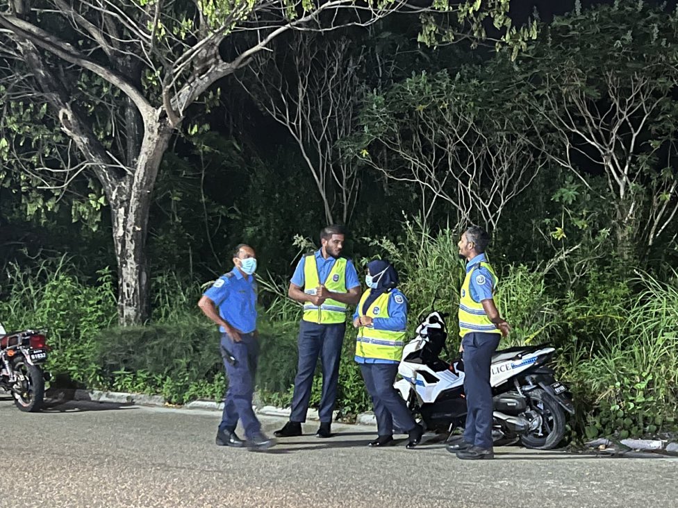 ހުޅުމާލޭގެ ކެފޭއެއްގައި ބޮމެއް އޮތް ކަމަށް ބުނެ އިންޒާރުދިން މީހަކު ހައްޔަރުކޮށްފި