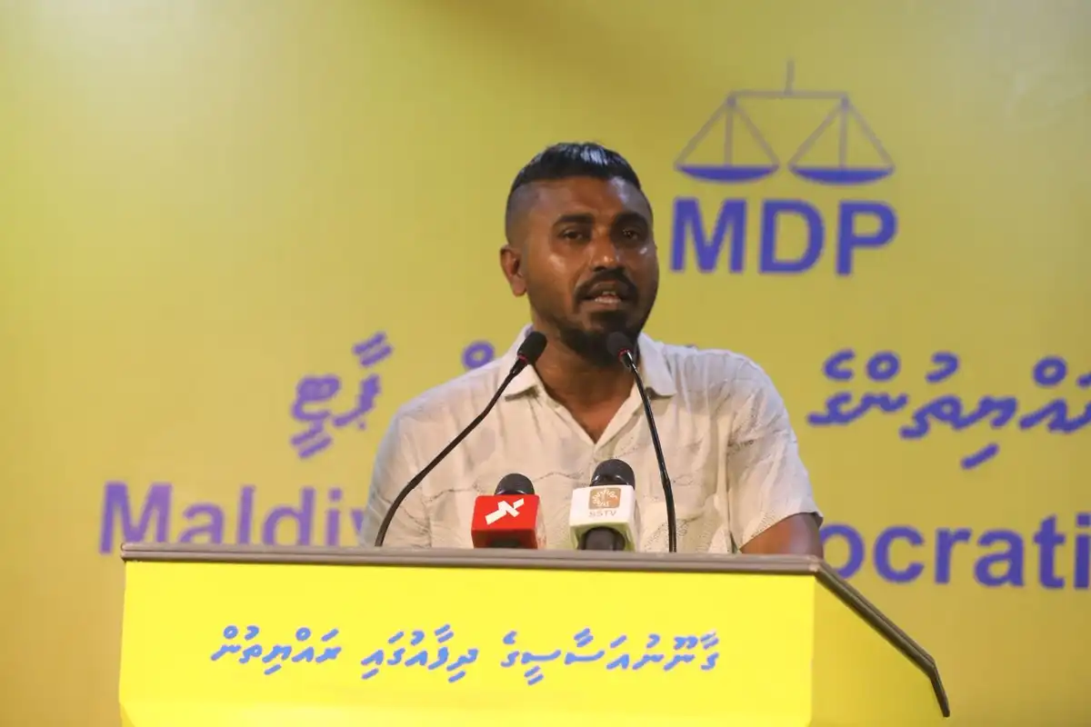 ރައީސް މުޢިއްޒުގެ މައްޗަށް ރިޔާސީ ކޮމިޝަނެއް ހަދަން ޖެހިދާނެ ކަމުގެ އިންޒާރު ދީފި