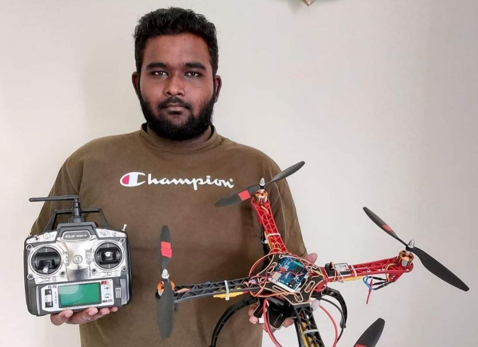 އަމިއްލަ މަސައްކަތުން ޝުހުރާބު ހެދި ޑްްރޯނަށް ގިނަބައެއްގެ ސަމާލުކަން