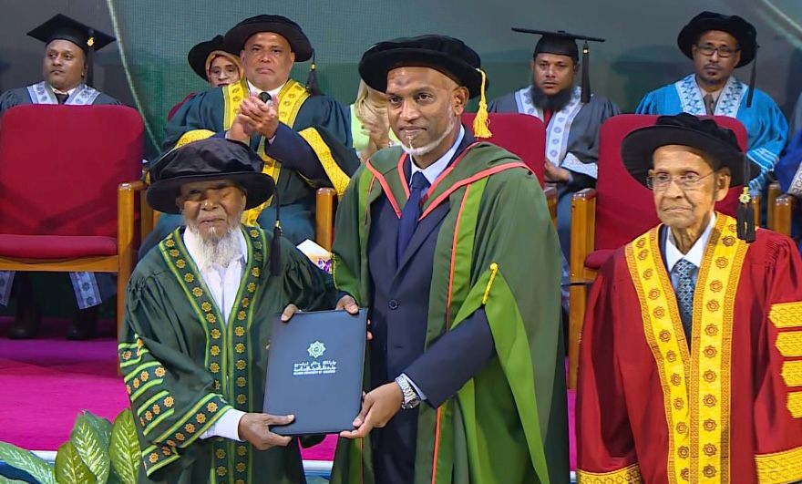 ރާއްޖޭގެ މަތީ ތަޢުލީމީ މަރުކަޒަކުން އެރުވި ފުރަތަމަ އޮނަރަރީ ޑޮކްޓަރޭޓް އިސްމާއިލް މުހައްމަދަށް