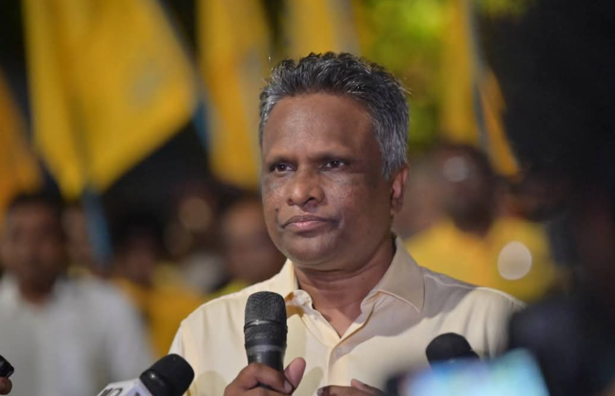 ސަރުކާރުން ދަނީ ރައްޔިތުން ނިކަމެތި ކުރަމުން؛ ޙައްޤު ހޯދަން މަގުތަކަށް ނިކުންނަންޖެހޭ: އާޒިމް