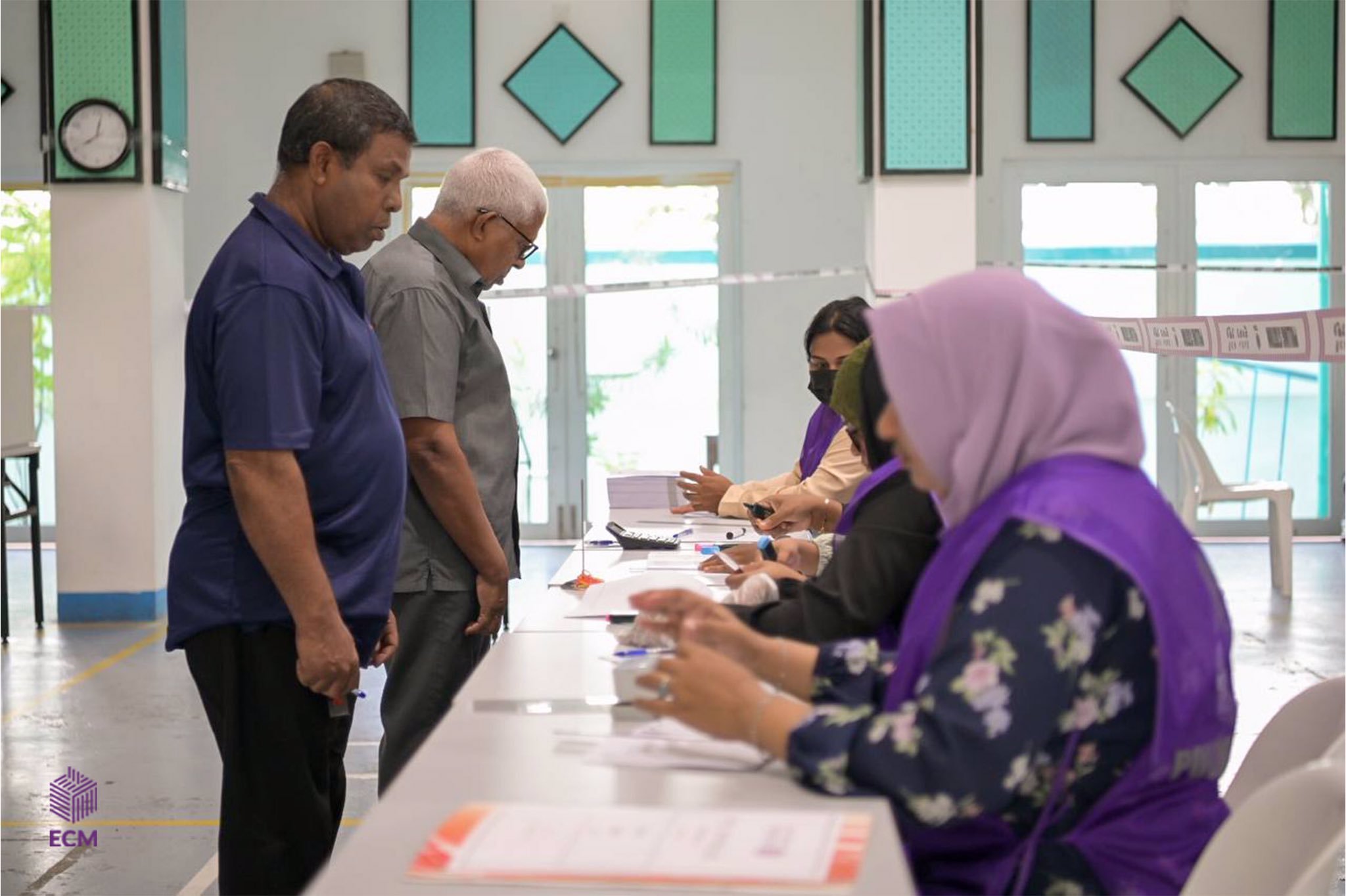 ވޯޓު ކަރުދާސްތަކެއްގައި ކުރެހި އޮފިޝަލު މަސައްކަތުން ދުރުކޮށްފި