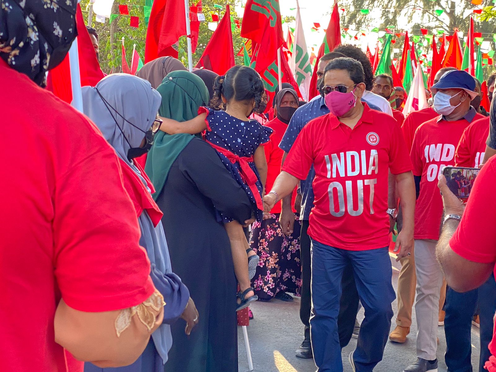 އިންޑިޔާ އައުޓް ހަރަކާތުގެ ސަބަބުން އެގައުމުން ފިޔަވަޅު އަޅާފާނެ: ދިވެހި ސަރުކާރު