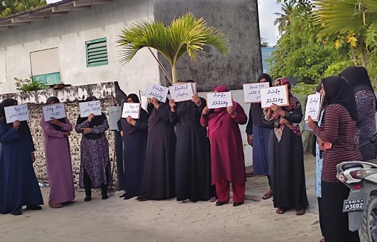 ދަނބިދޫގެ ބެލެނިވެރިން ސްކޫލު ބަންދުކޮށް އިހުތިޖާޖު ކުރަނީ