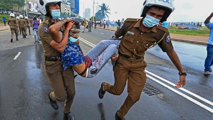 ސްރީލަންކާގެ ފުލުހުންނާއި އާންމުންނާއި ދެމެދު ހަމަނުޖެހުން ހިނގައި މުޅިގައުމުގައި ކާފިއު އިއުލާންކޮށްފި