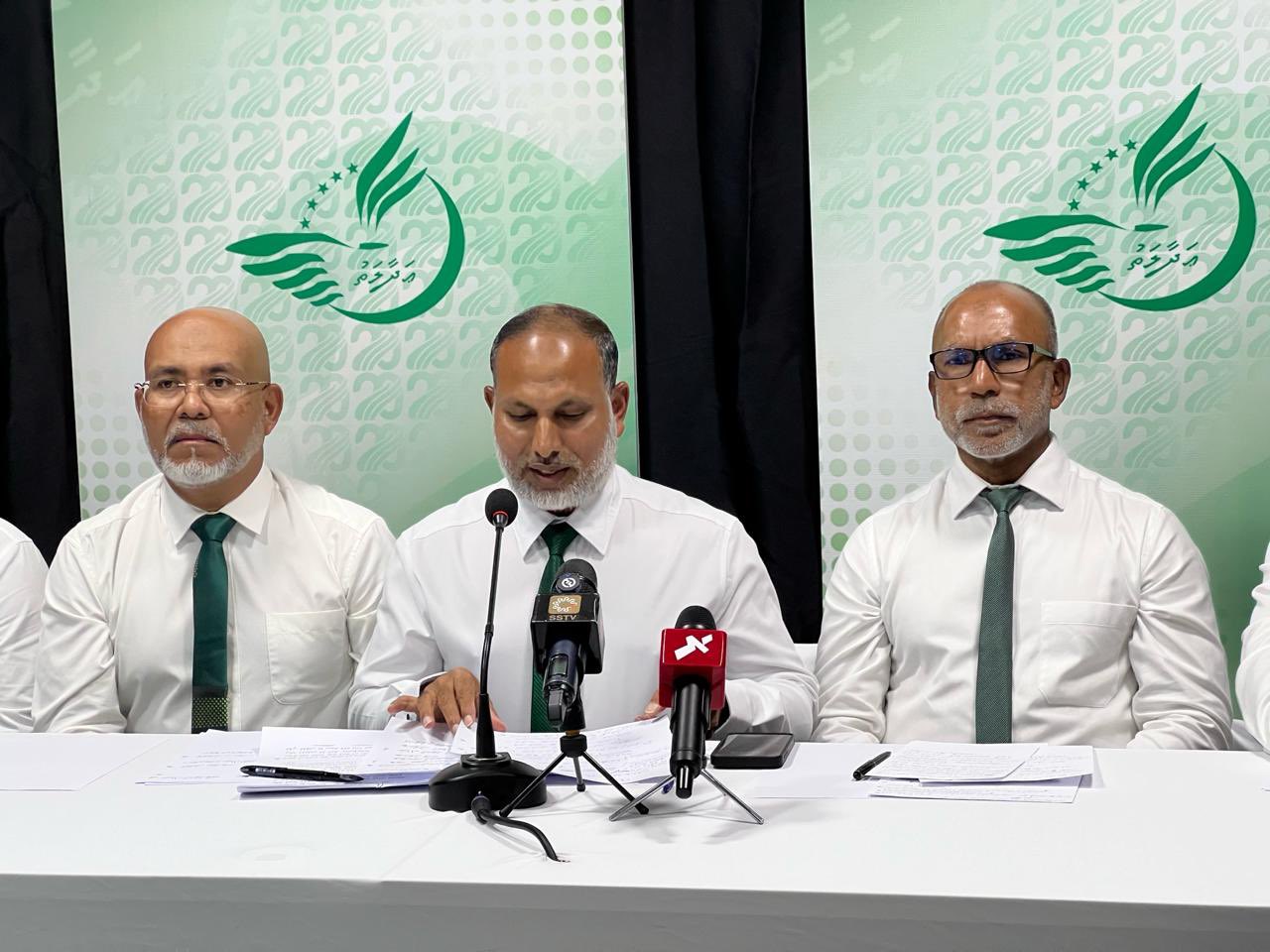 ޢަދާލަތުގެ ރައީސްގެ ޝަރުތުތަކުގެ ތެރޭގައި ޕާޓީގެ މަޖިލީހެއްގައި ދެއަހަރު އުޅުން ހިމަނައިފި