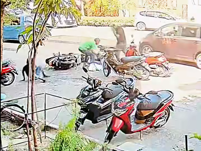 ކުއްޖަަކު އުރައިގެން މަގު ހުރަސްކުރަނިކޮށް ޖެހި ނުރައްކާތެރި އެކްސިޑެންޓެއް