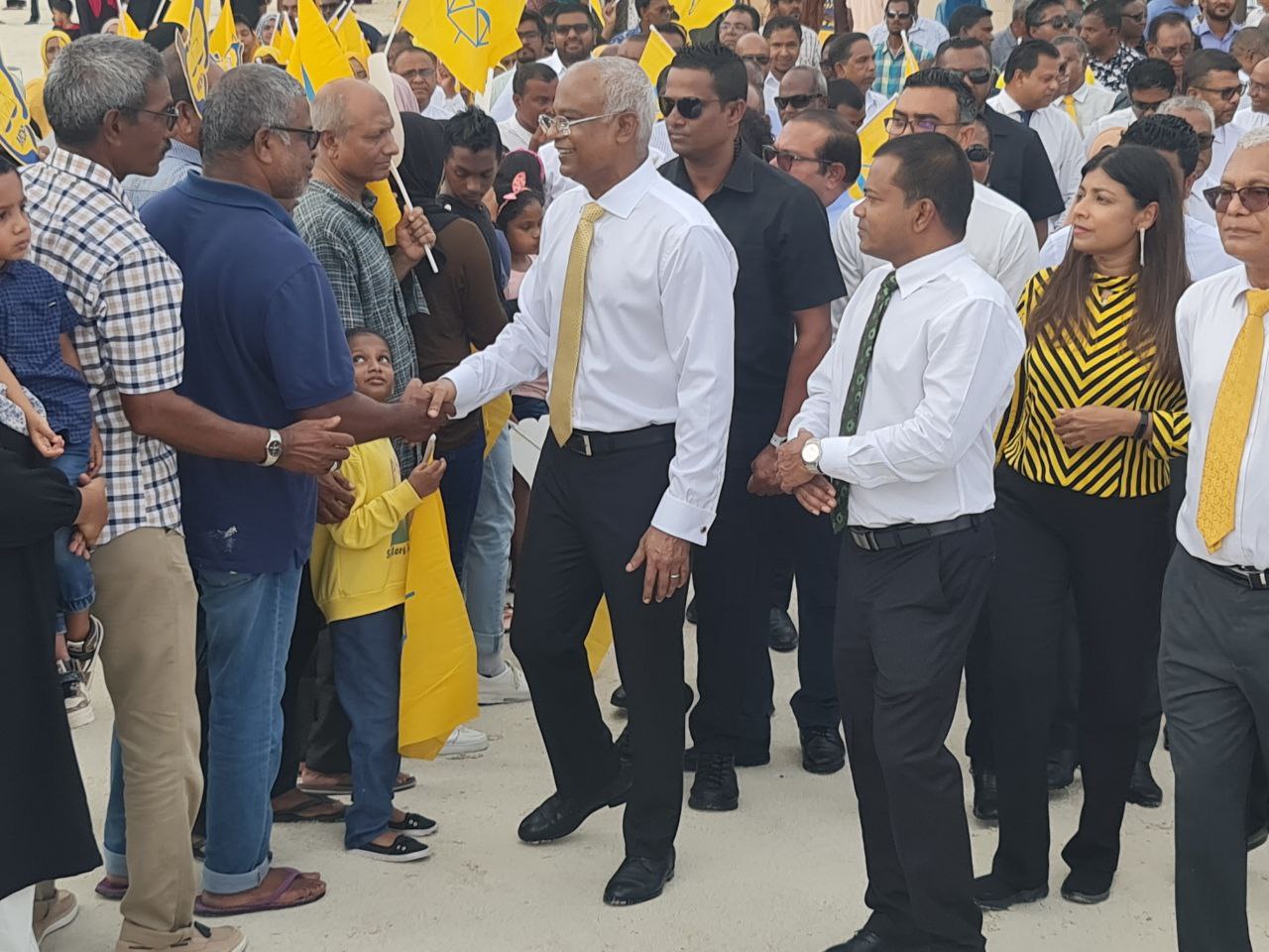 ރައީސް ސާލިހަށް މަރުހަބާ ދަންނަވަން އައްޑޫ ސިޓީން އެތައް ހާސް ބަޔަކު