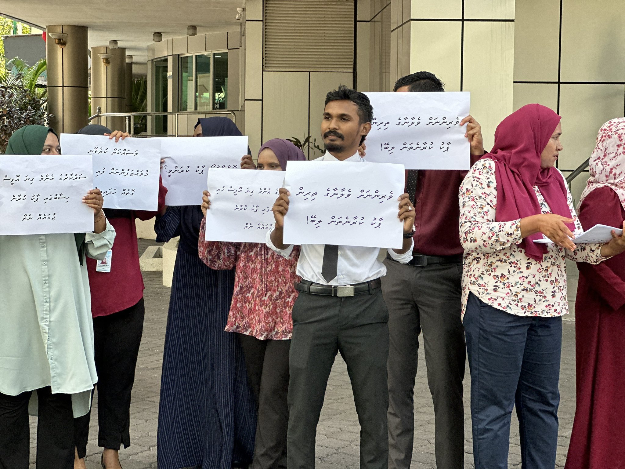 ވެލާނާގޭ ކައިރީގައި ޕާކްކުރާނެ ޖާގަ ނެތްކަމަށް ބުނެ މުވައްޒަފުން އިހުތިޖާޖުކުރަނީ