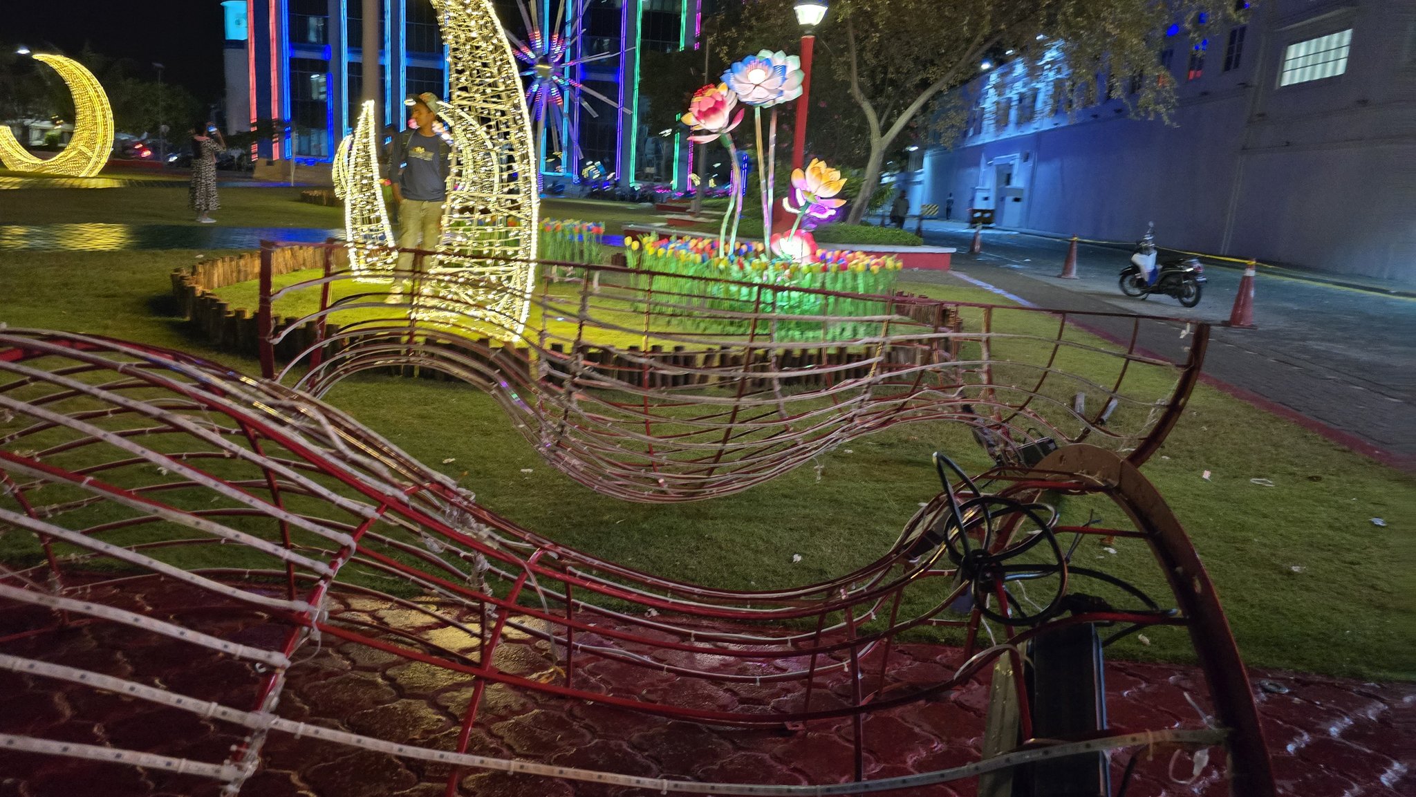 އީދު ފާހަގަކުރަން ހަރުކުރި ލައިޓްތަކުގެ ކޭބަލްތަކެއް ވަގަށް ނަގައިފި