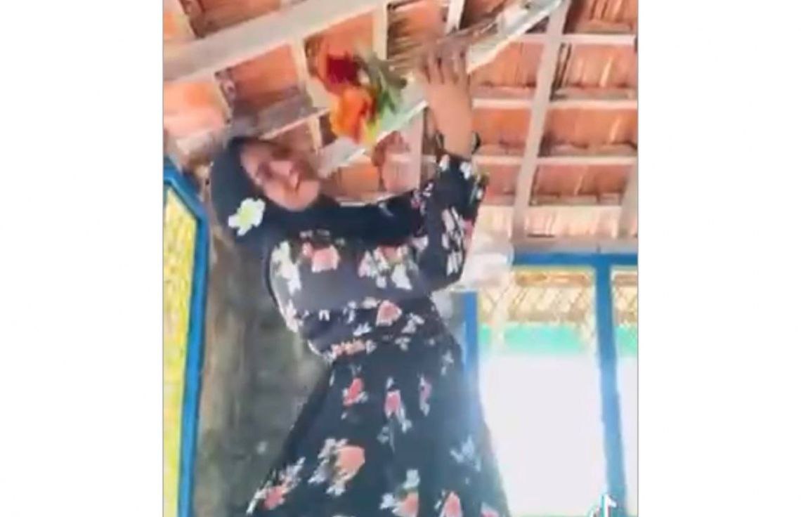 ރ. މީދުއަށް ޝޯ ދޭން ދިޔަ އަންހެނަކު މިސްކިތްތެރޭ ޓިކްޓޮކް ކުޅުނު މައްސަލައެއް