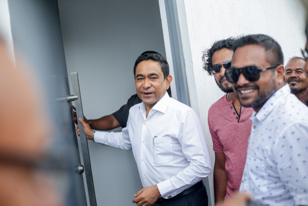 އަދީބު ބުނެގެން ރައީސް ޔާމިނާއި އެއްމިލިއަން ރުފިޔާ ހަވާލުކުރިން: އޮއިއްޓެ