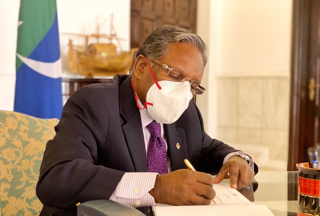 މަޖިލީހުން ހުޅުވި ޙުސައިން މުޙައްމަދުގެ ތައުޒިޔާގެ ދަފްތަރުގައި ރައީސް ވަހީދު ސޮއިކުރައްވައިފި