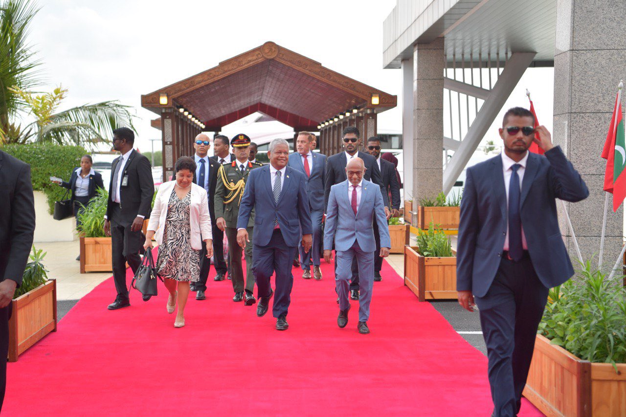 ޝީޝެލްގެ ރައީސްގެ ދެކަނބަލުން ރާއްޖެއިން ފުރާވަޑައިގެންފި