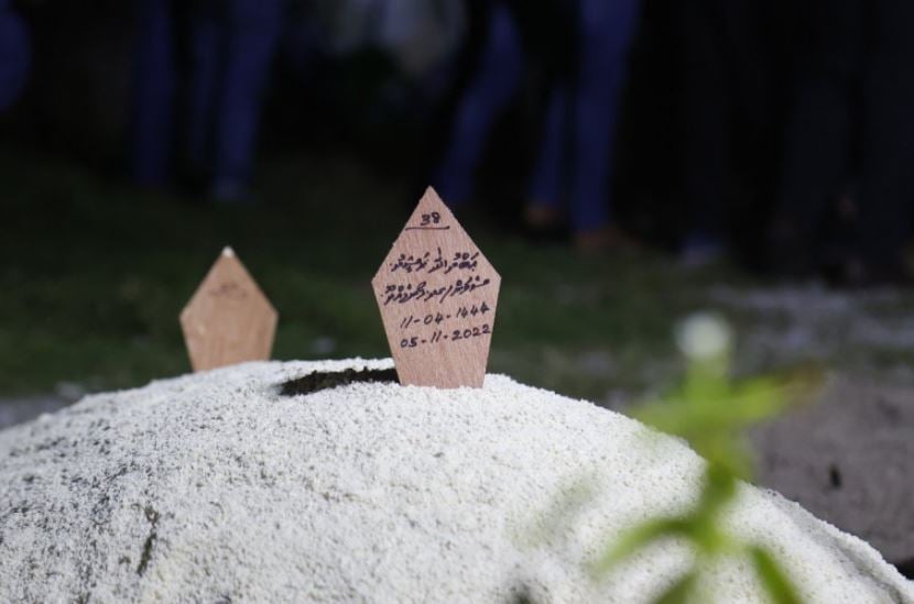 ފުލުހުންގެ ބެލުމުގެ ދަށުގައި ހުއްޓާ މަރުވި ރަޝީދުގެ ޖަނާޒާ ބާއްވައިފި