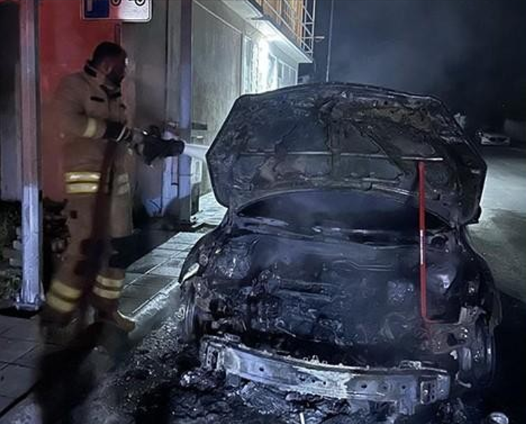 އައްޑޫ ސިޓީ ހިތަދޫގައި ކާރެއްގައި ރޯވެ ވަރަށް ބޮޑަށް އަނދައިފި