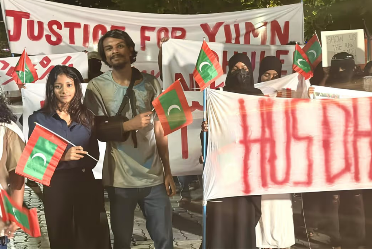 ޒުވާނުންގެ މުޒާހަރާތަކުގައި އިސްކޮށް އުޅުނު ޝިމަންއާއި މަހްޒޫމަށް ދައުވާކޮށްފި