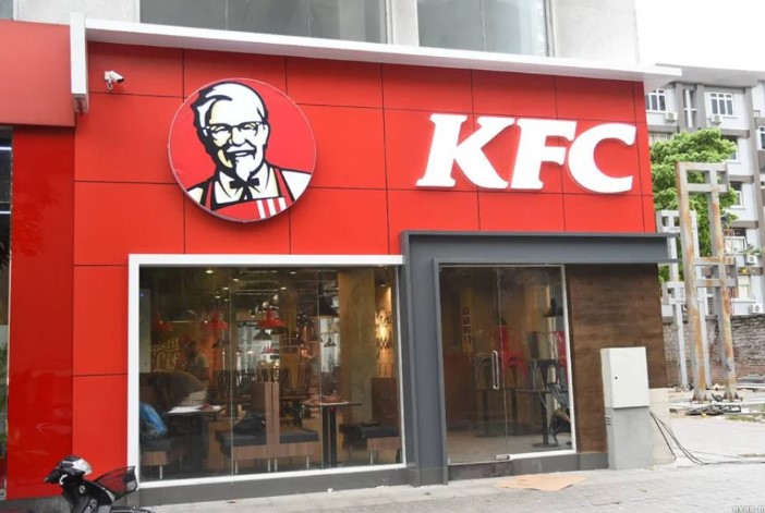 ކޭއެފްސީގެ ބިއްލޫރިގަނޑު ތަޅާލި މީހާ 30 ދުވަހަށް ބަންދުކޮށްފި