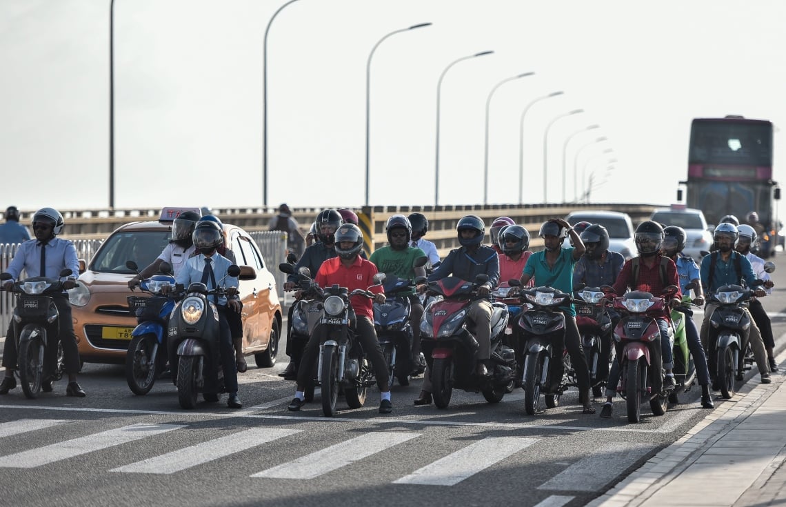 ބްރިޖް ހުރަސްކުރާއިރު ހެލްމެޓް އަޅަނީ "ނަމަކަށް،" ހުށައެޅެނީ މަރުގެ ތުންފަތް މައްޗަށް!