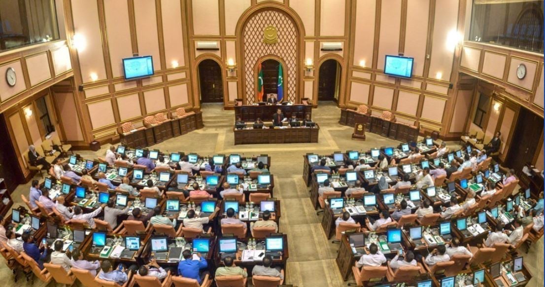 މަޖިލީހުގައި ކޮރޯނާ ބަހުސް ވީ ބޮޑު ޖޯކަކަށް، ކެމްޕޭންގެ ފަހި ފުރުޞަތަކަށް