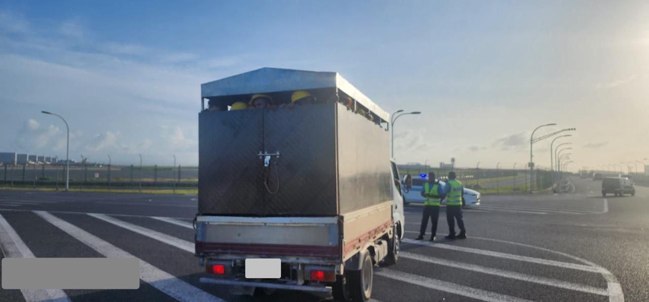 ގިނަ ބަޔަކު ފަހަތަށް އަރުވައިގެން ދުއްވި މައްސަލައެއްގައި ވެހިކަލް ޓޯކޮށްފި