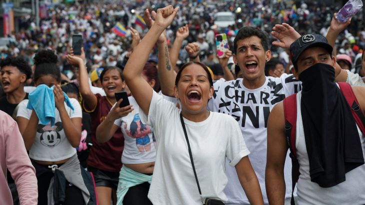 ރިޔާސީ އިންތިހާބުގެ ވޯޓު އޮޅުވާލިކަމަށް ބުނެ އެތައް ހާސް ބަޔަކު ވެނެޒުއެލާގެ މަގުތަކަށް ނުކުމެއްޖެ!