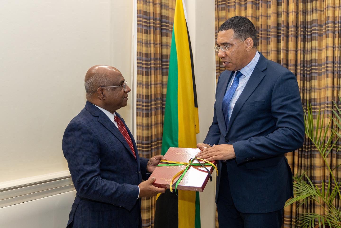 ޝާހިދު ޖެމެއިކާގެ ބޮޑުވަޒީރާއި ބައްދަލުކުރައްވައިފި