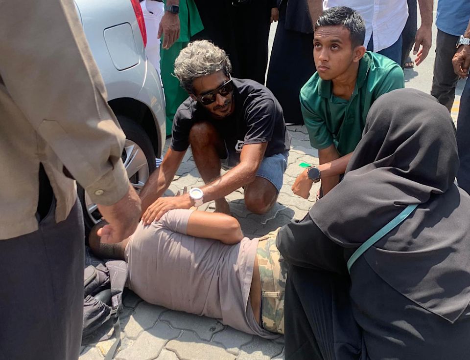 ވެއްޓުނު މީހަކަށް އެހީވުމަށް ޒުވާނަކާއި ދަރިވަރަކު ދެއްކި ނަމޫނާއަށް ގިނަބައެއްގެ ތައުރީފު