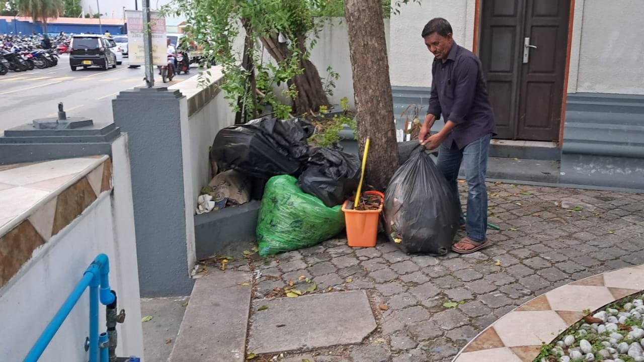 މާލޭގެ މިސްކިތްތައް ފޮޅާ ސާފުކުރުމުގެ މަސައްކަތް ދިވެހިންނާ ހަވާލު ކޮށްފި