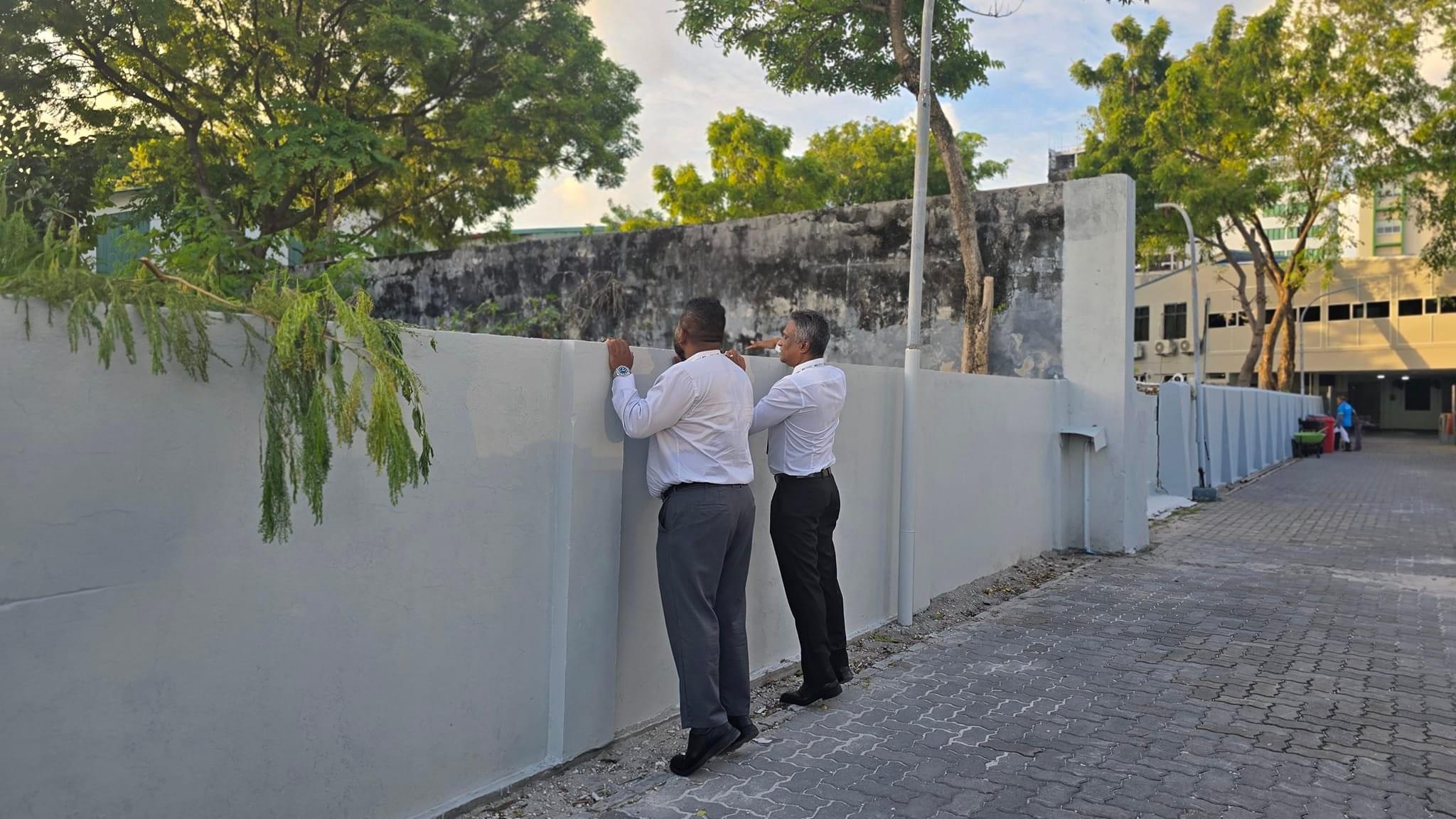 އާ ސަހާރާގެ ވެއްޓެން ކައިރިފައި ހުރި ވަށައިފާރު ތަޅާލަނީ