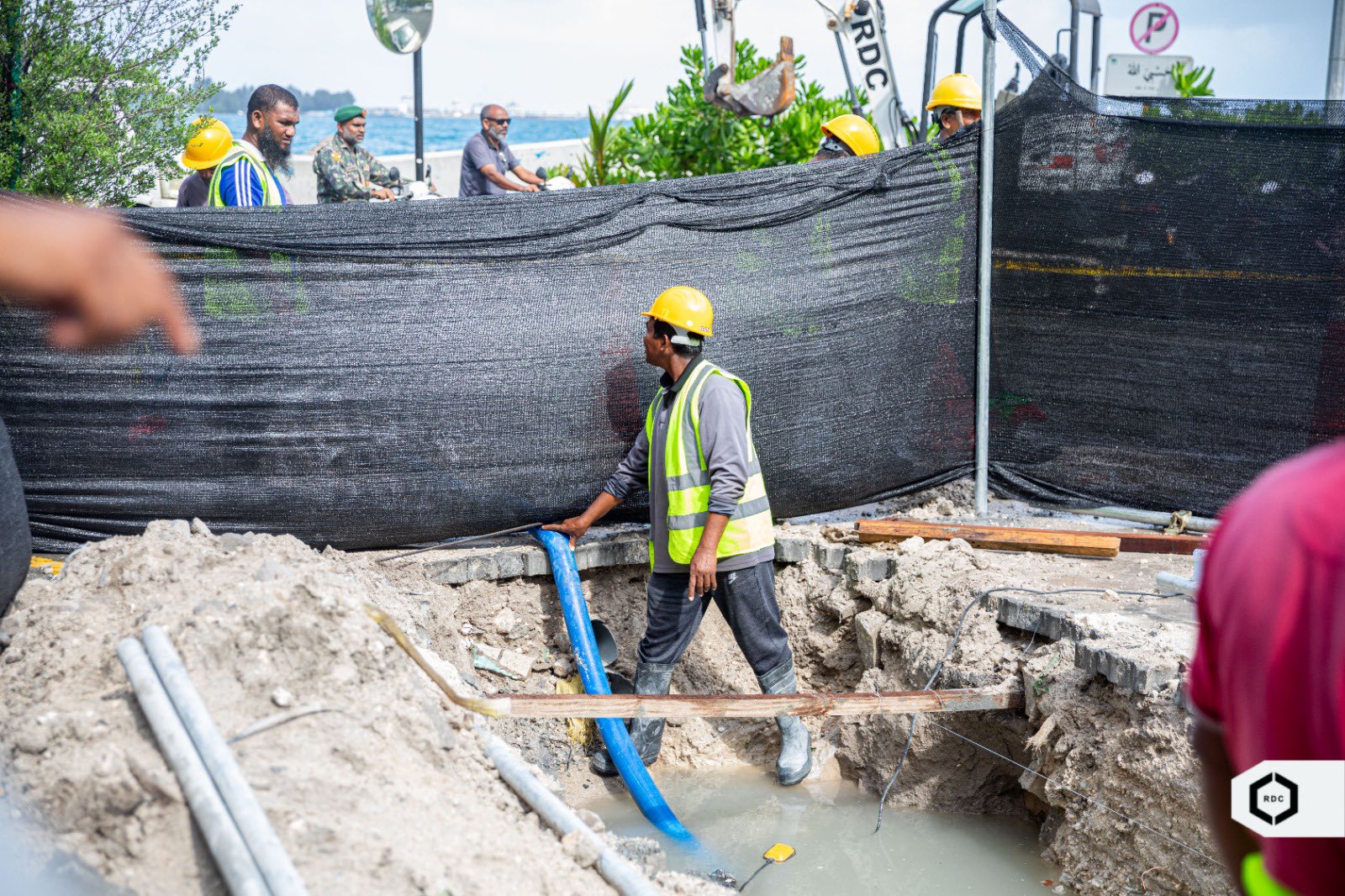 މާލޭގެ ފެންބޮޑުވުމުގެ މައްސަލަ އަވަހަށް ހައްލުކުރަން 24 ގަޑިއިރު މަސައްކަތް ކުރަނީ