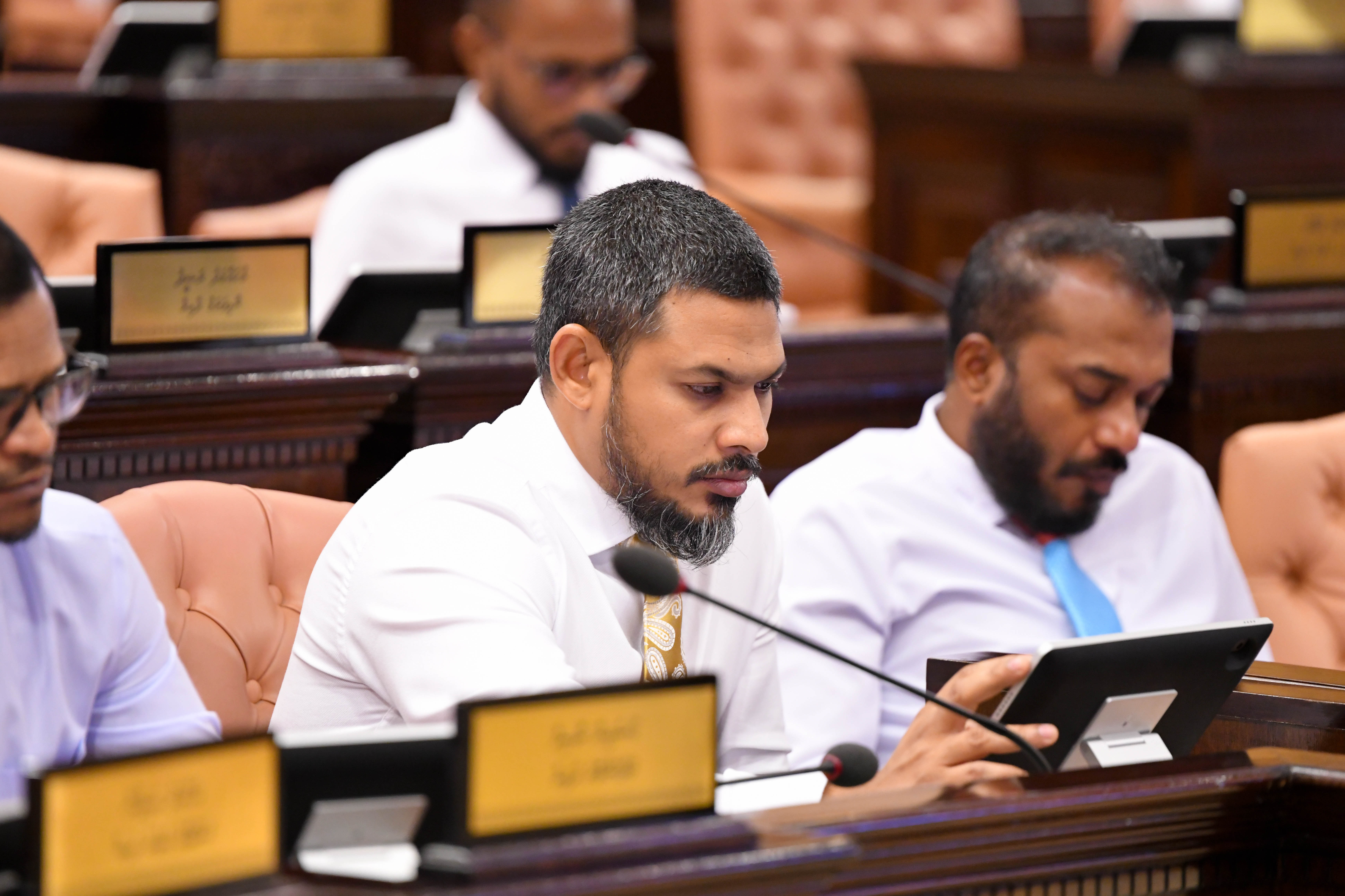 ބީއެމްއެލް އަށް އޮޅިގެން އެކައުންޓުތަކަކަށް 77 ބިލިއަން ޖަމާކުރެވުނު މައްސަލަ މަޖިލީހަށް