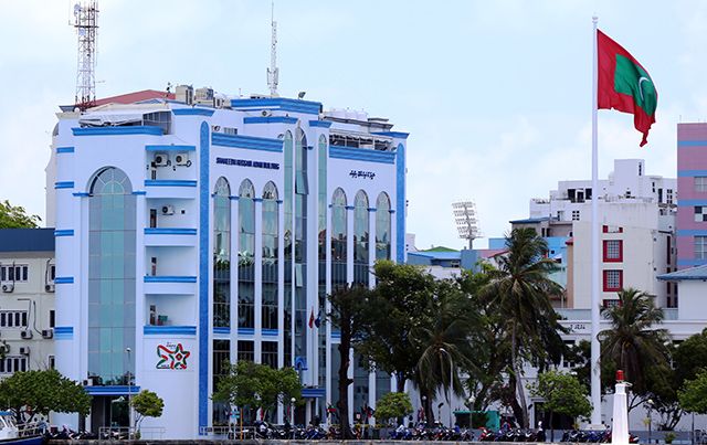 ކުޑަކުއްޖެއްގެ ބަރަހަނާ ވީޑިއޯ ނެގި މައްސަލައެއް ބަލަނީ