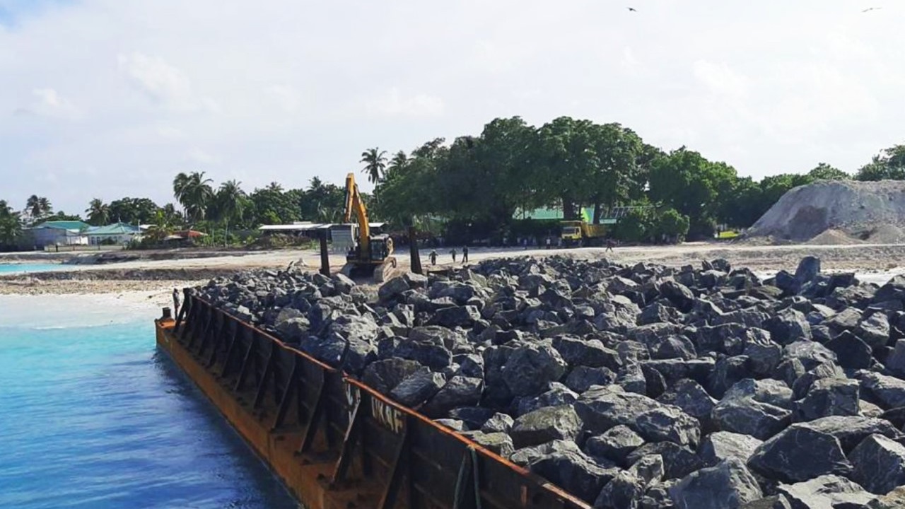 ނ. މިލަދޫ ބަނދަރު ހެދުމަށް ބޭނުންވާ ބޮޑުހިލަ އެރަށަށް ގެންގޮސްފި