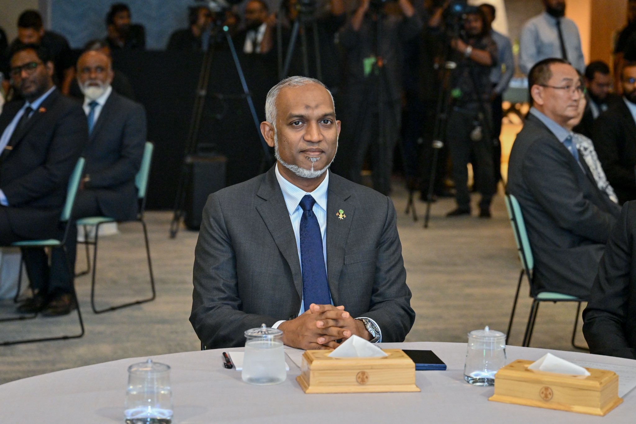 2028ވަނަ އަހަރު ސަރުކާރުގެ ތިންބައިކުޅަ އެއްބައި މުވައްޒަފުން މަސައްކަތްކުރާނީ ގޭގައި ތިބެގެން: ރައީސް