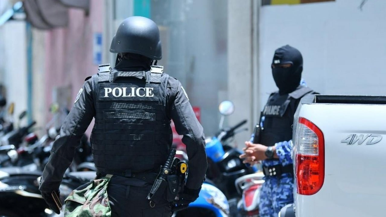 އައްޑޫގައި ފުލުހުންގެ ބަޔަކު މީހަކަށް އަނިޔާކުރި ކަމުގެ ތުހުމަތުތަކެއް