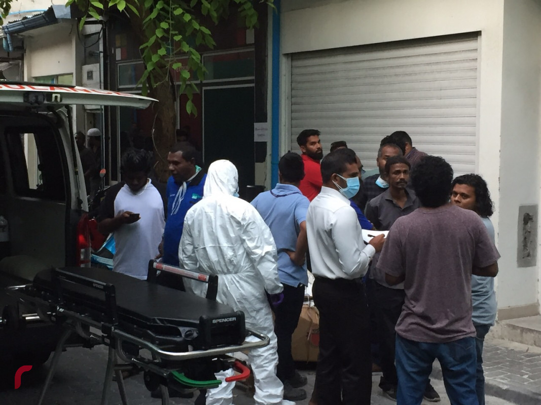 މާލޭގެ ގެއެއްގެ ފާހާނާ ތެރެއަށް ވެއްޓިފައި އޮތް މީހަކު ހޮސްޕިޓަލަށް ގެންގޮސްފި