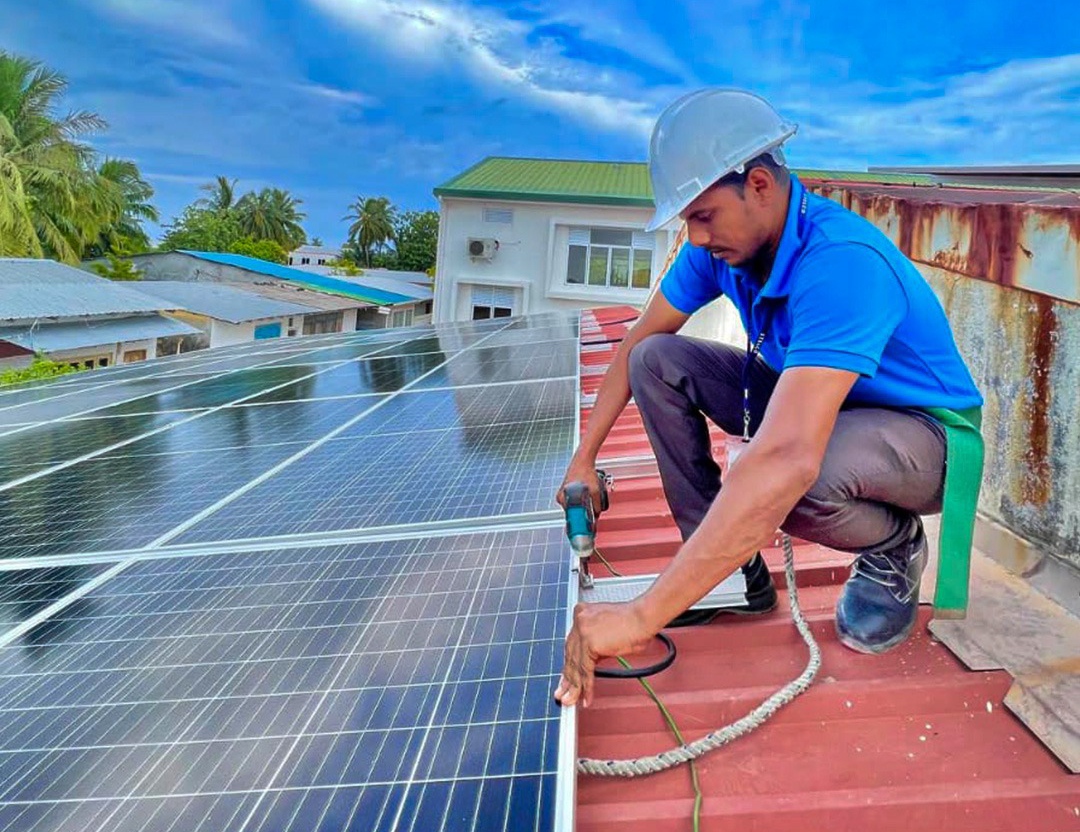 ބޮޑުފޮޅުދޫ އިންޖީނުގޭގައި ސޯލާޕެނަލް ހަރުކުރުމުގެ މަސައްކަތް ނިންމާލައިފި