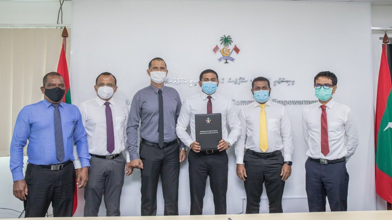 09 ރަށެއްގެ ފުޓުބޯޅަ ދަނޑުގައި ޓާރފް އެޅުމަށް ސޮއިކޮށްފި