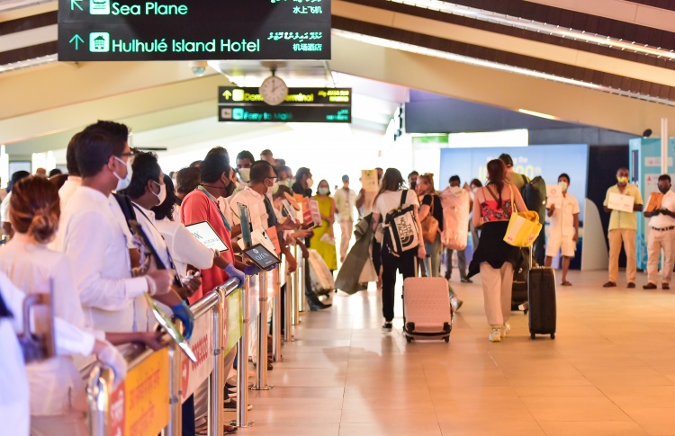 ވެލާނާ އެއާޕޯޓުން ފުރަންދިޔަ މީހެއްގެ އަތުން ވަޒަންތަކެއް ފެނުނު މައްސަލަ ފުލުހުން ތަހުގީގުކުރަނީ