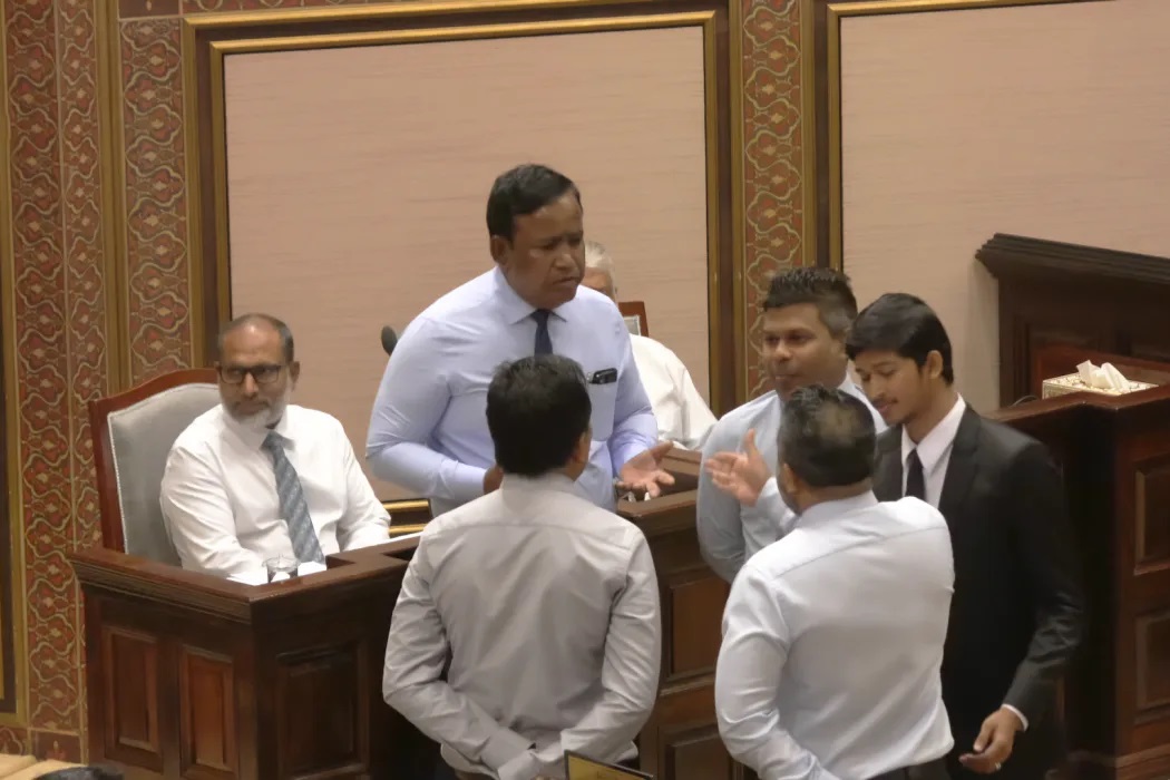 އިމްރާނާ ދެކޮޅަށް އަޑު އުފުލުމުން ތިން މެންބަރެއްގެ ނަން އިއްވައިފި